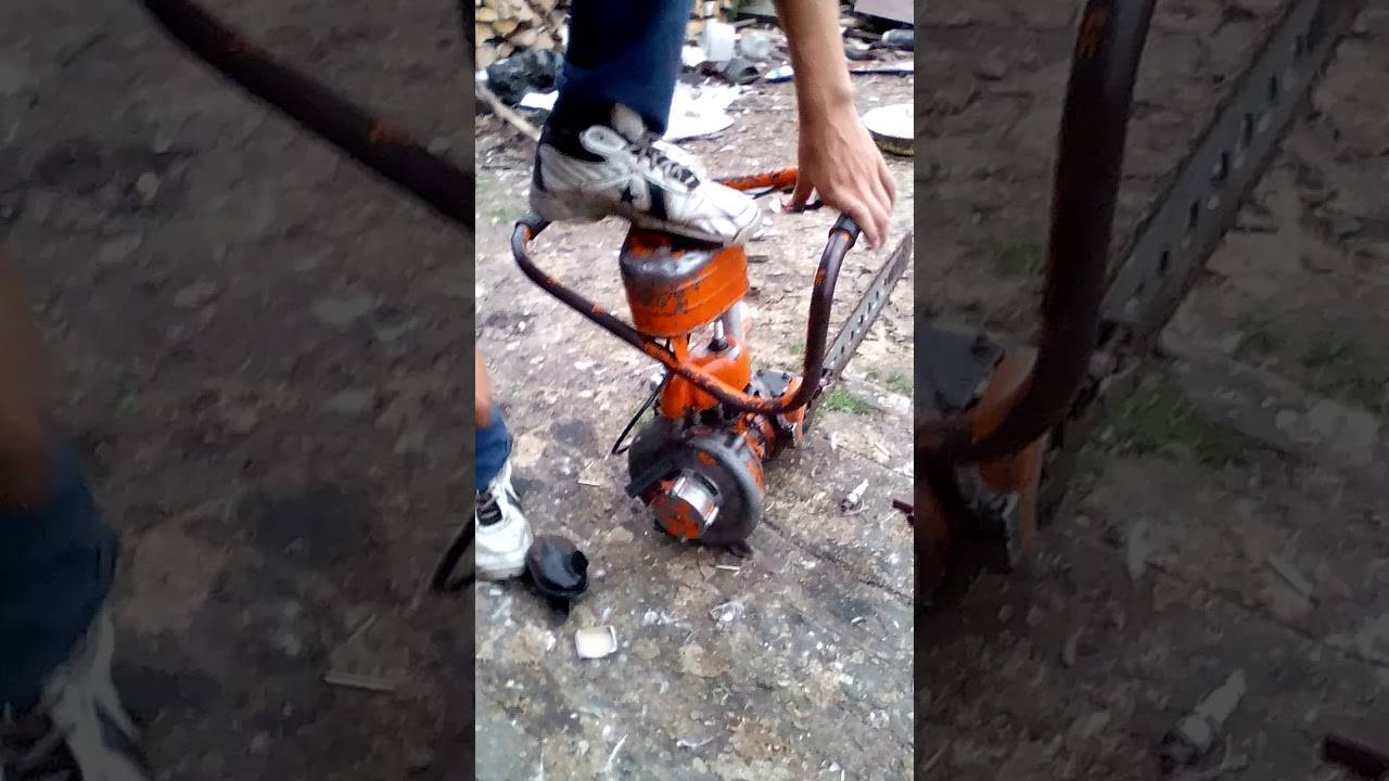 Как завести бензопилу stihl. Стартер бензопилы Дружба 4. Заводка триммера без стартера. Пуск бензопилы Дружба. Завести бензопилу без стартера.