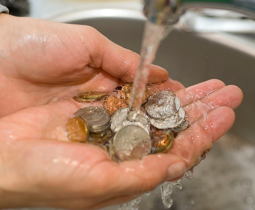 Чистка монет. Вода в раковине с деньгами. Чистка монет в домашних условиях. Как почистить монеты. Чистить медь в домашних