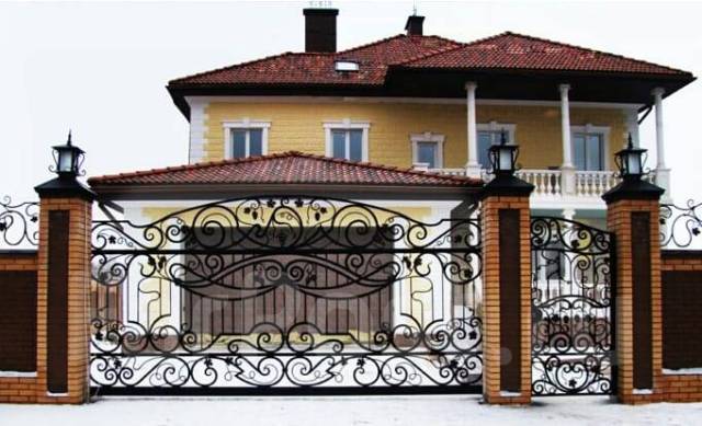 Кованые ворота, фото видов: с калиткой, откатные и распашные, с профнастилом, с виноградной лозой и другими элементами, художественная горячая и холодная ковка