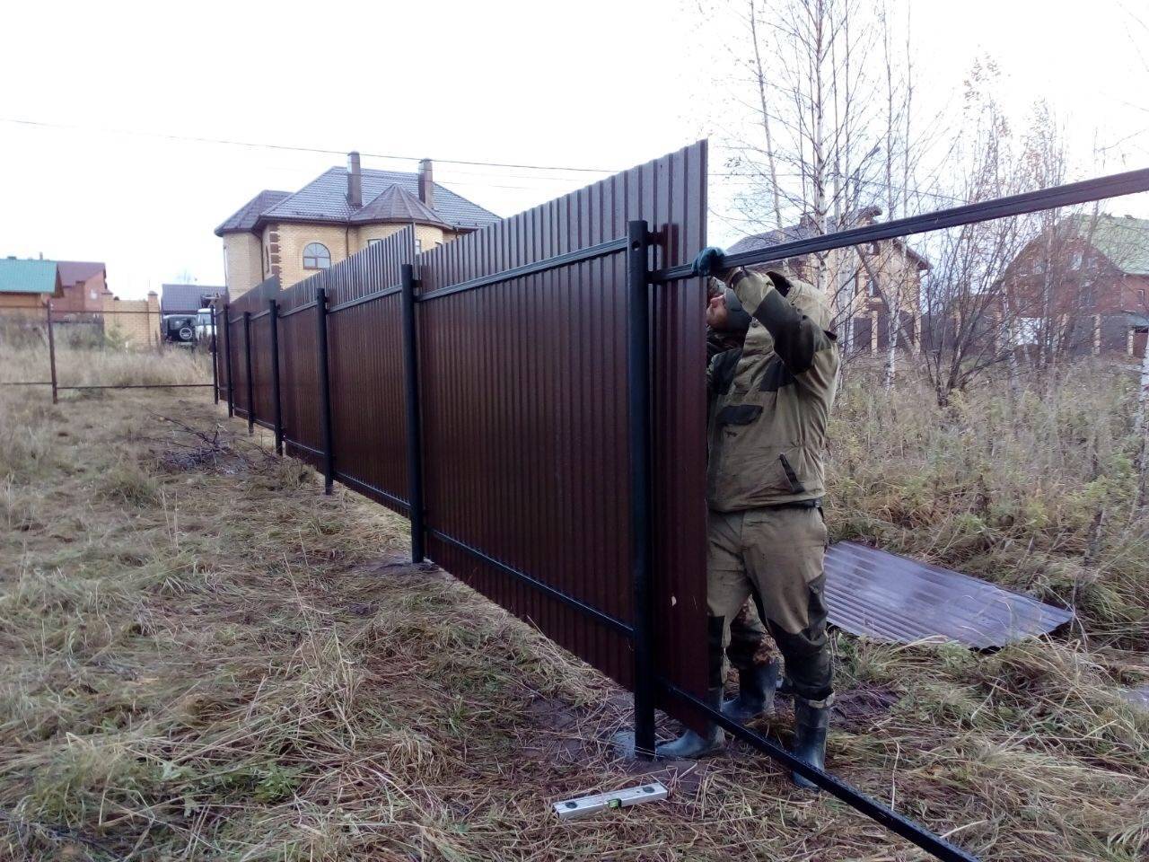 Поставить забор. Винтовые свая для забора 3500. Забор на сваях. Забор из винтовых свай. Винтовые сваи под забор.