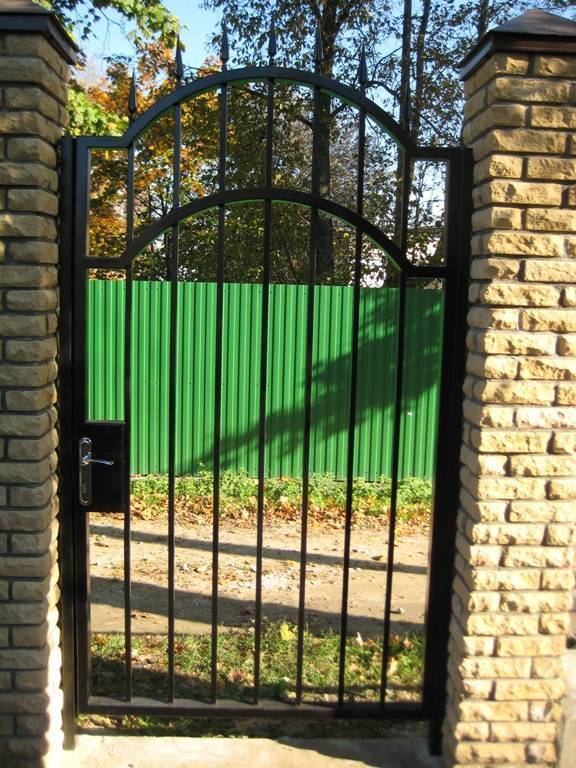 Кованые калитки (45 фото): распашные встроенные, арочные